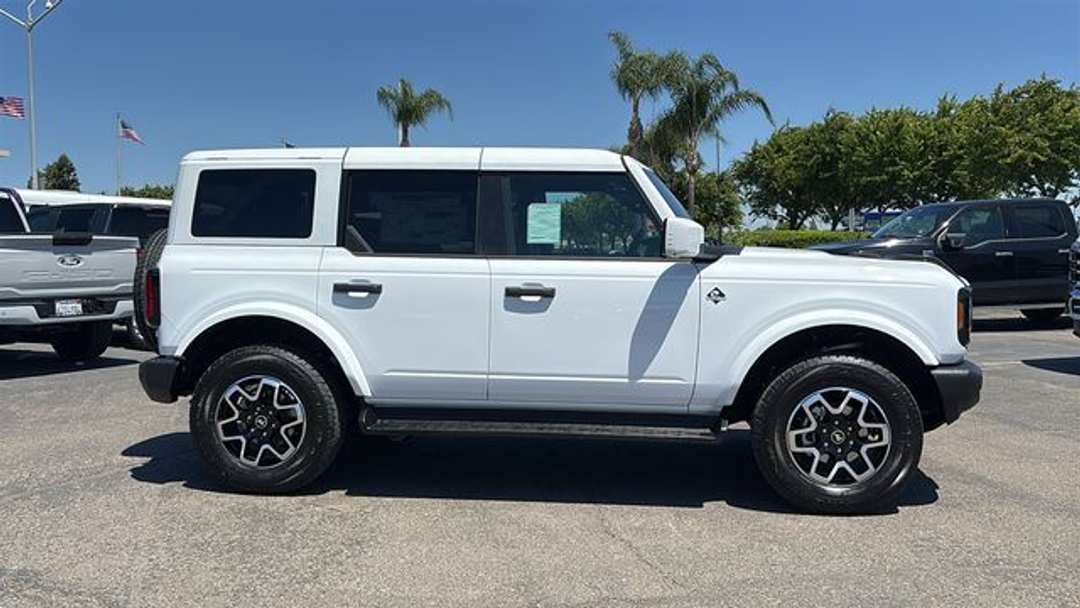 2026 Ford Bronco Outer Banks - Image 2