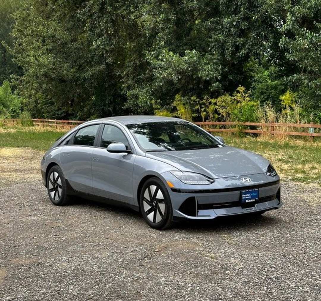 2025 Hyundai Ioniq 6 SE Standard Range - Image 2