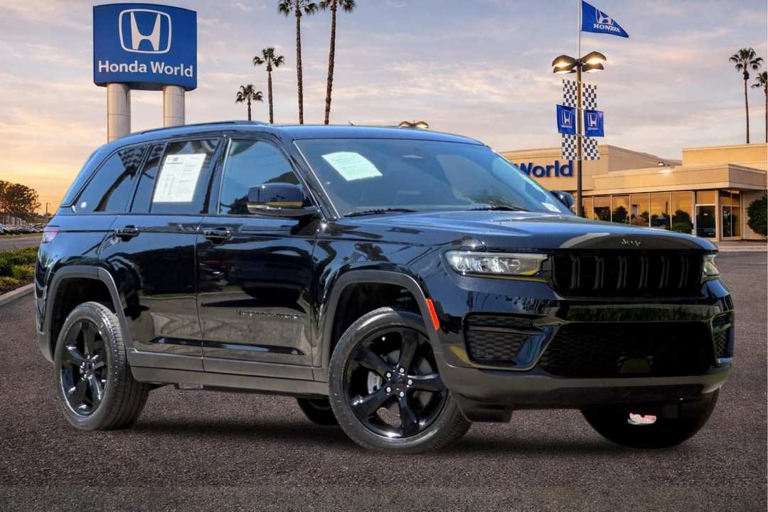 2023 Jeep Grand Cherokee Altitude X - Image 2