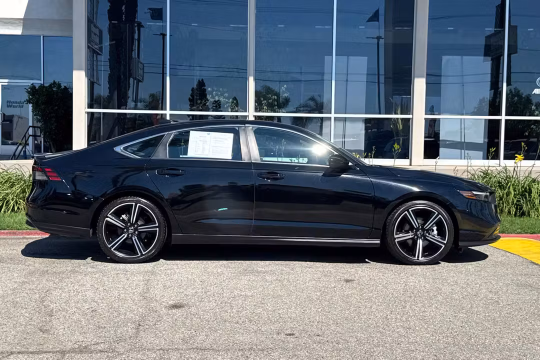 2023 Honda Accord Hybrid Sport - Image 3