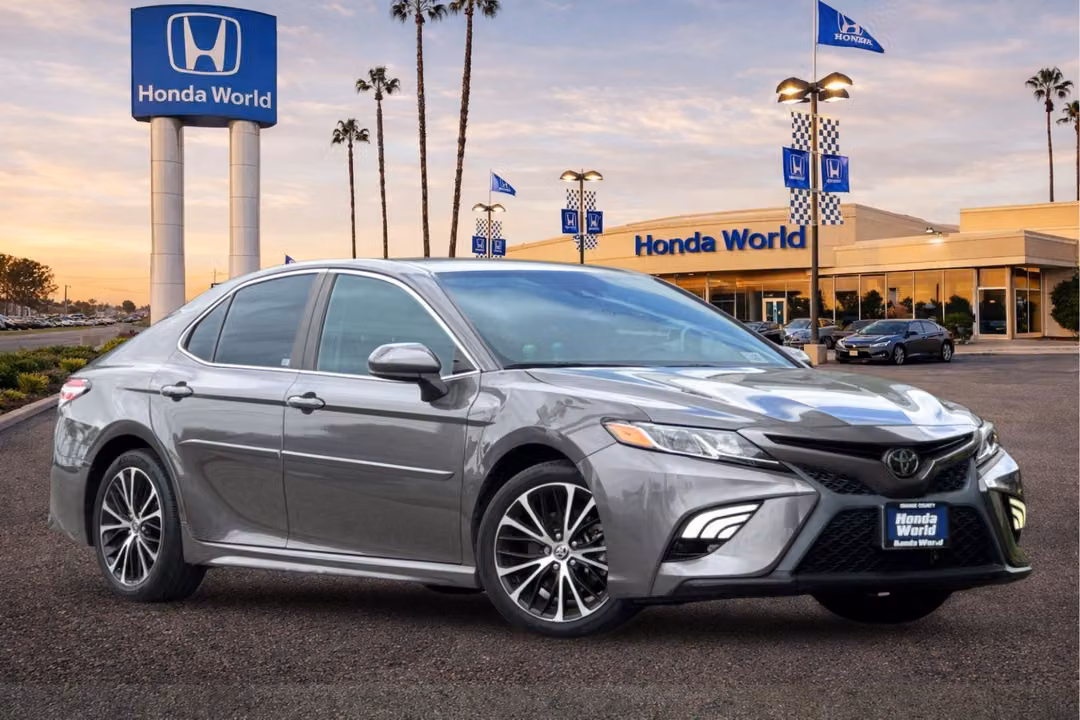 2020 Toyota Camry SE - Image 2
