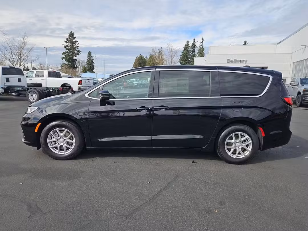 2026 Chrysler Pacifica Select - Image 3