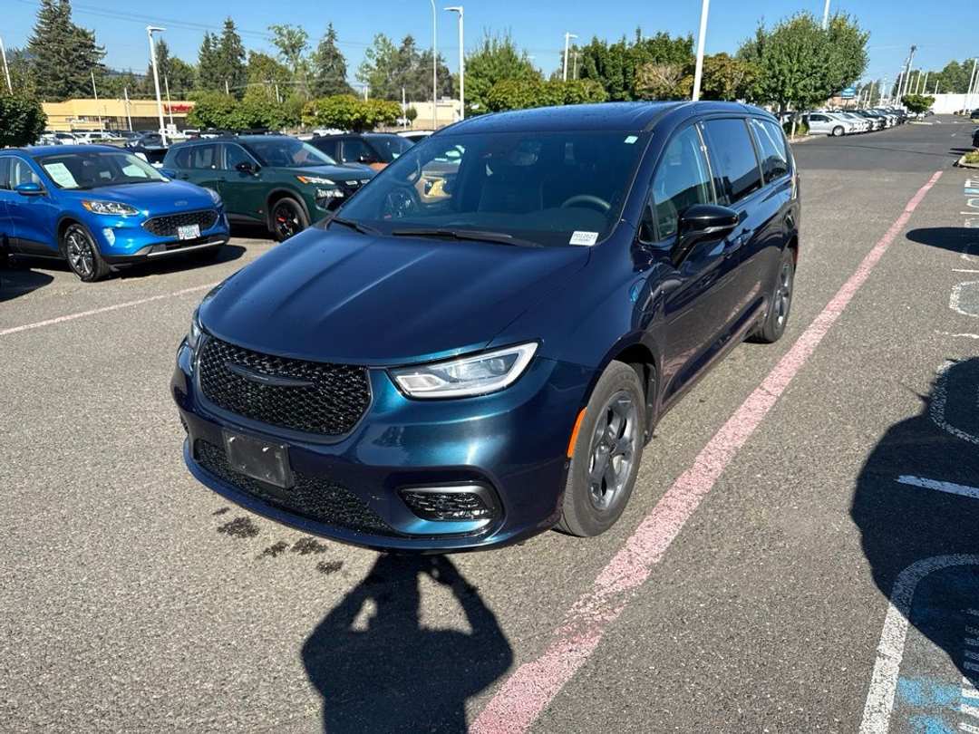 2023 Chrysler Pacifica Hybrid Limited - Image 3