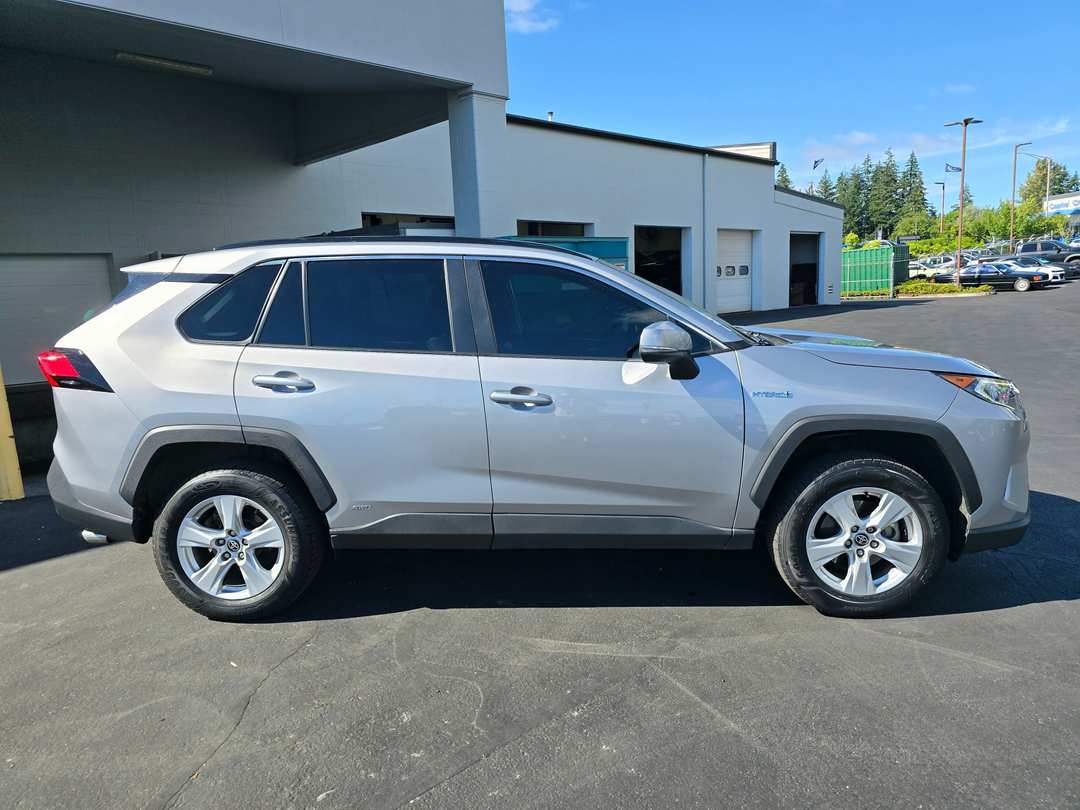 2021 Toyota Rav4 Hybrid XLE - Image 3