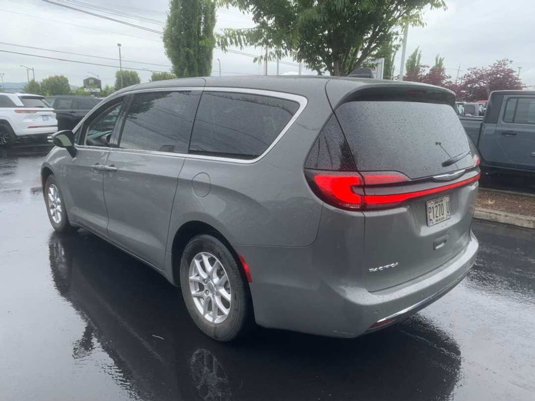2023 Chrysler Pacifica Touring L - Image 2