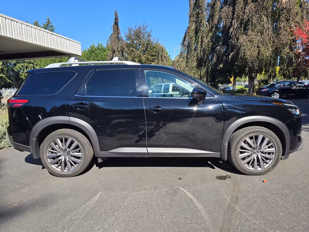 2024 Nissan Pathfinder SL - Image 3