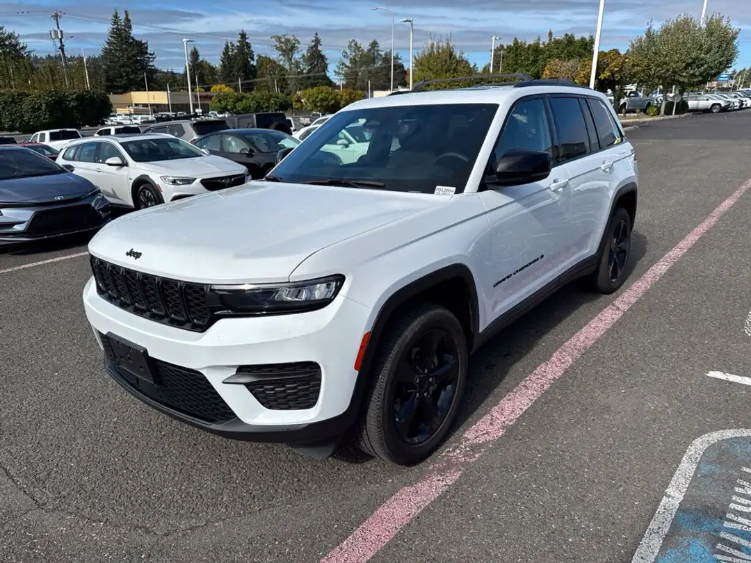 2023 Jeep Grand Cherokee Altitude X - Image 3