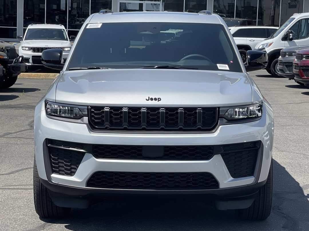 2026 Jeep Grand Cherokee Laredo Altitude - Image 2