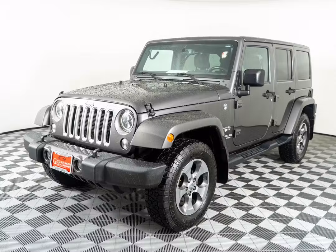 2016 Jeep Wrangler Unlimited Sahara - Image 3
