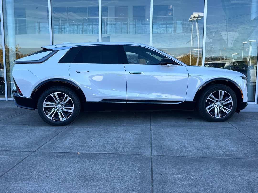 2024 Cadillac Lyriq Tech - Image 3