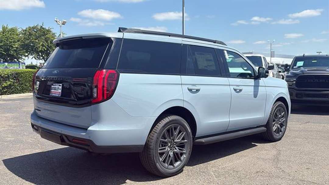 2026 Ford Expedition Platinum - Image 3