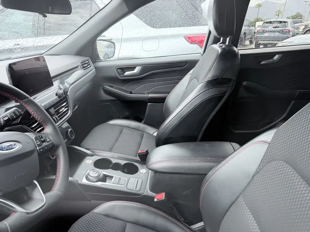 2025 Ford Escape STLine Select - Image 2