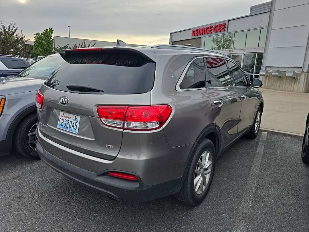 2018 Kia Sorento LX - Image 2