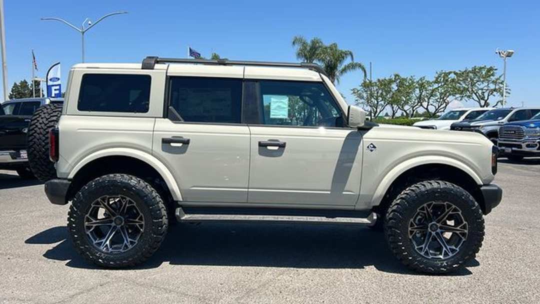 2026 Ford Bronco Outer Banks - Image 2