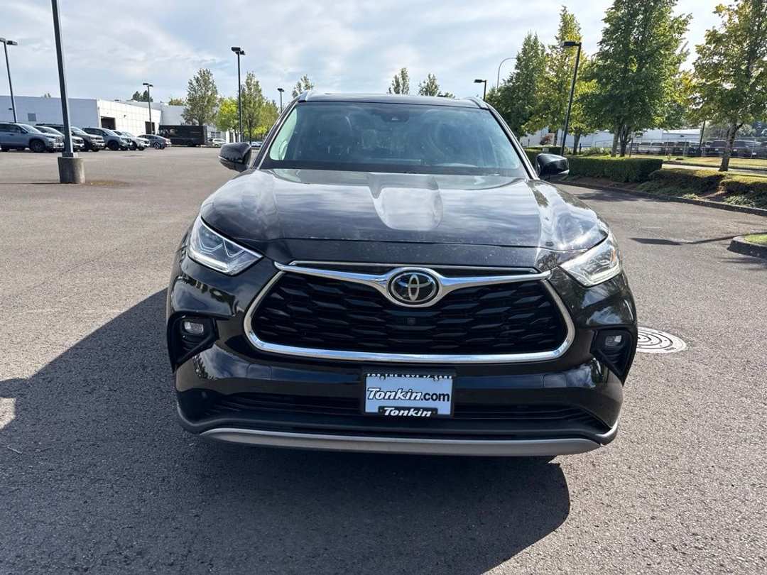 2022 Toyota Highlander Platinum - Image 2