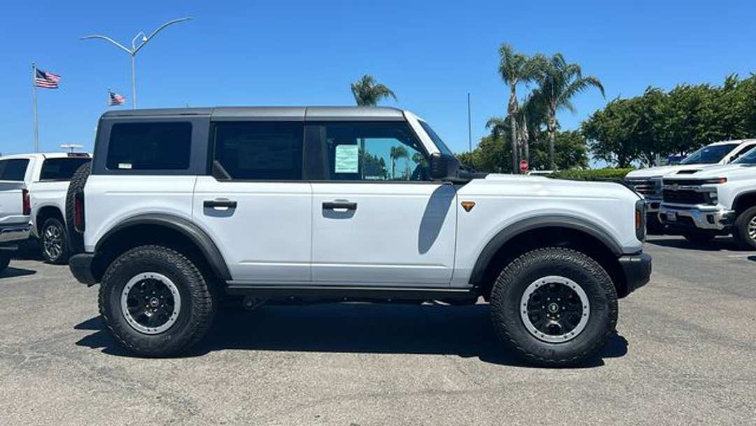2026 Ford Bronco Badlands - Image 2