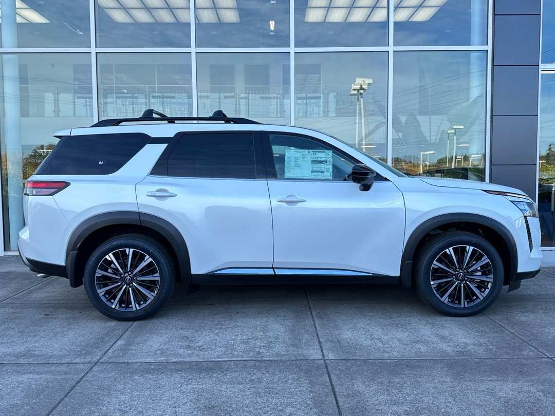 2026 Nissan Pathfinder Platinum - Image 3