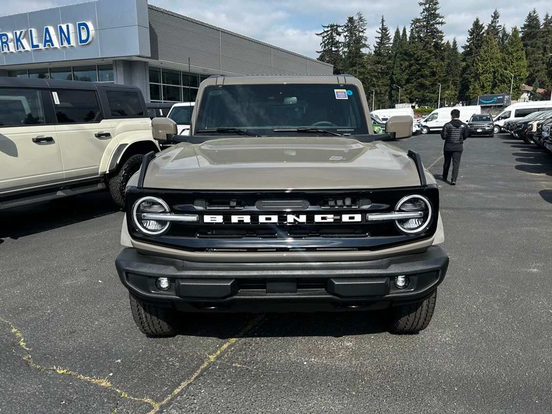 2026 Ford Bronco Outer Banks - Image 3