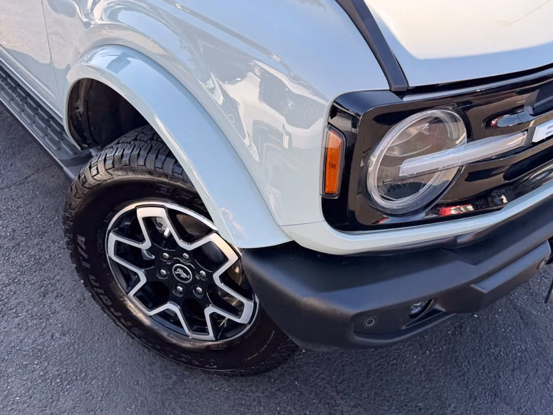 2024 Ford Bronco Outer Banks - Image 2