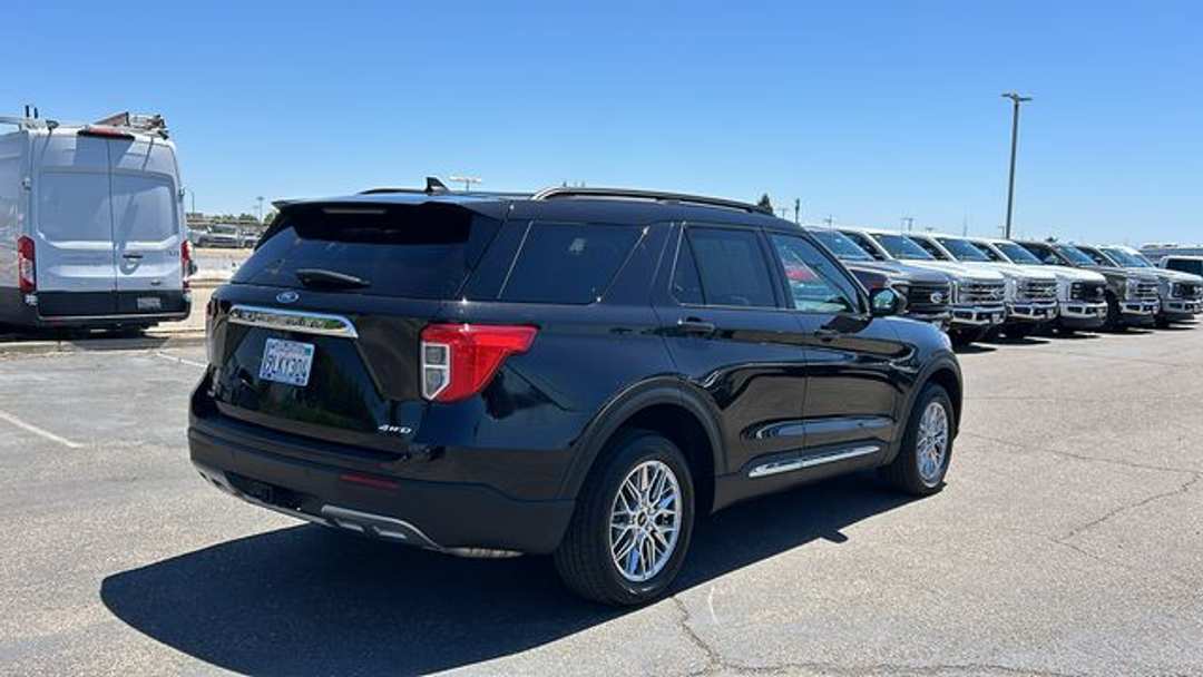 2023 Ford Explorer XLT - Image 3