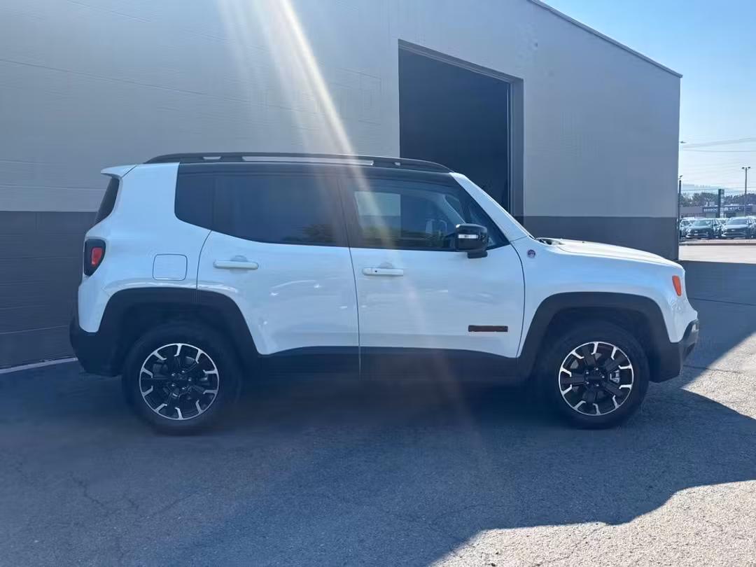 2023 Jeep Renegade Trailhawk - Image 3