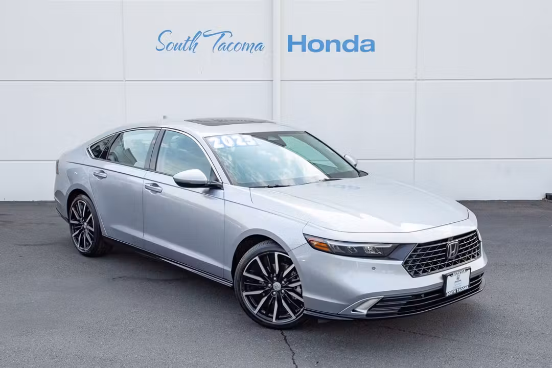 2023 Honda Accord Hybrid Touring - Image 2