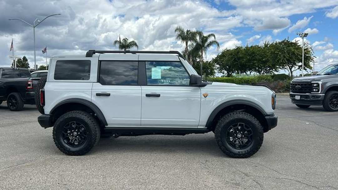 2026 Ford Bronco Badlands - Image 2