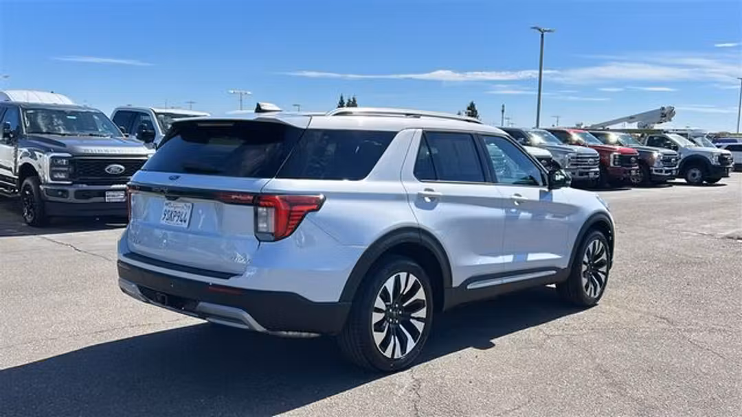 2025 Ford Explorer Platinum - Image 3