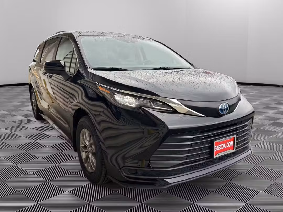 2024 Toyota Sienna LE - Image 3