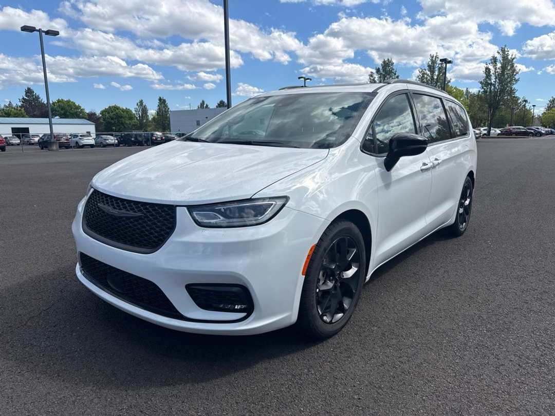 2025 Chrysler Pacifica Limited - Image 3
