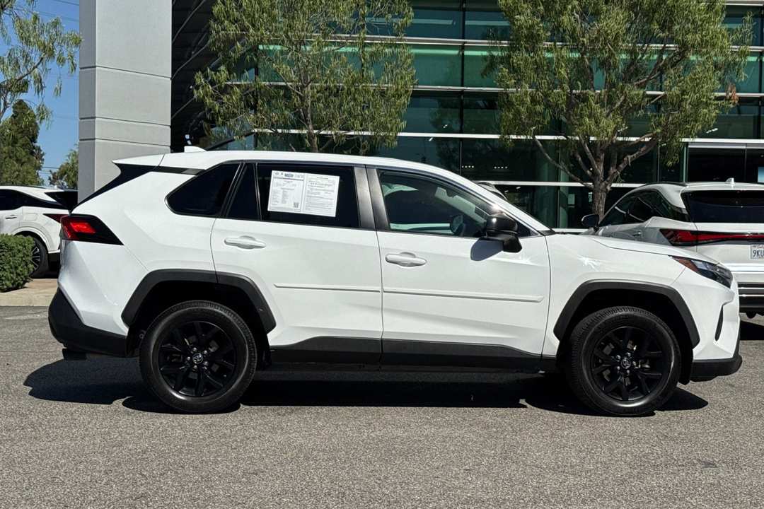 2023 Toyota Rav4 LE - Image 3