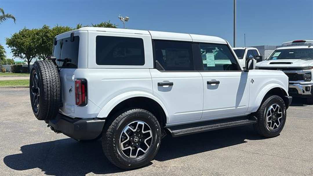 2026 Ford Bronco Outer Banks - Image 3