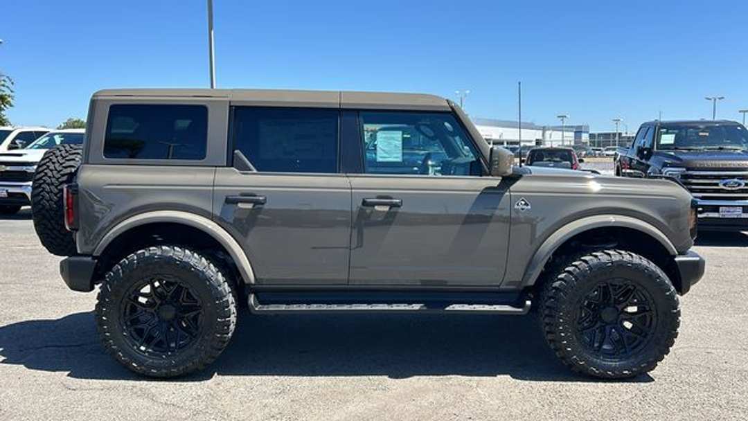 2026 Ford Bronco Outer Banks - Image 2