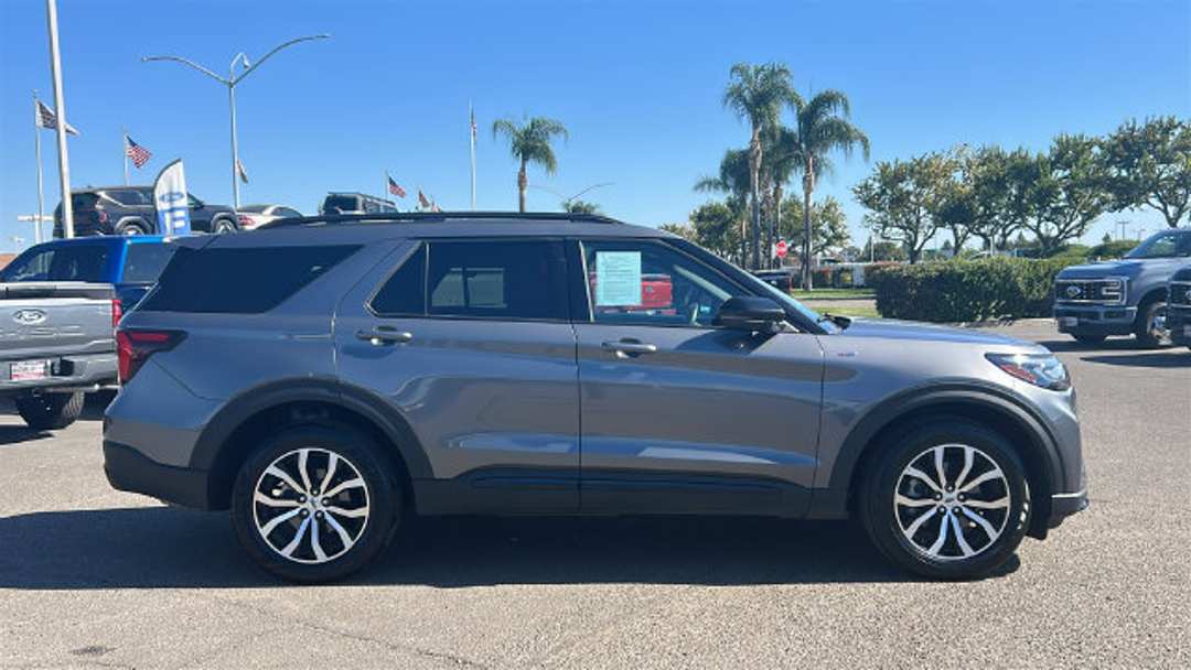 2025 Ford Explorer STLine - Image 2