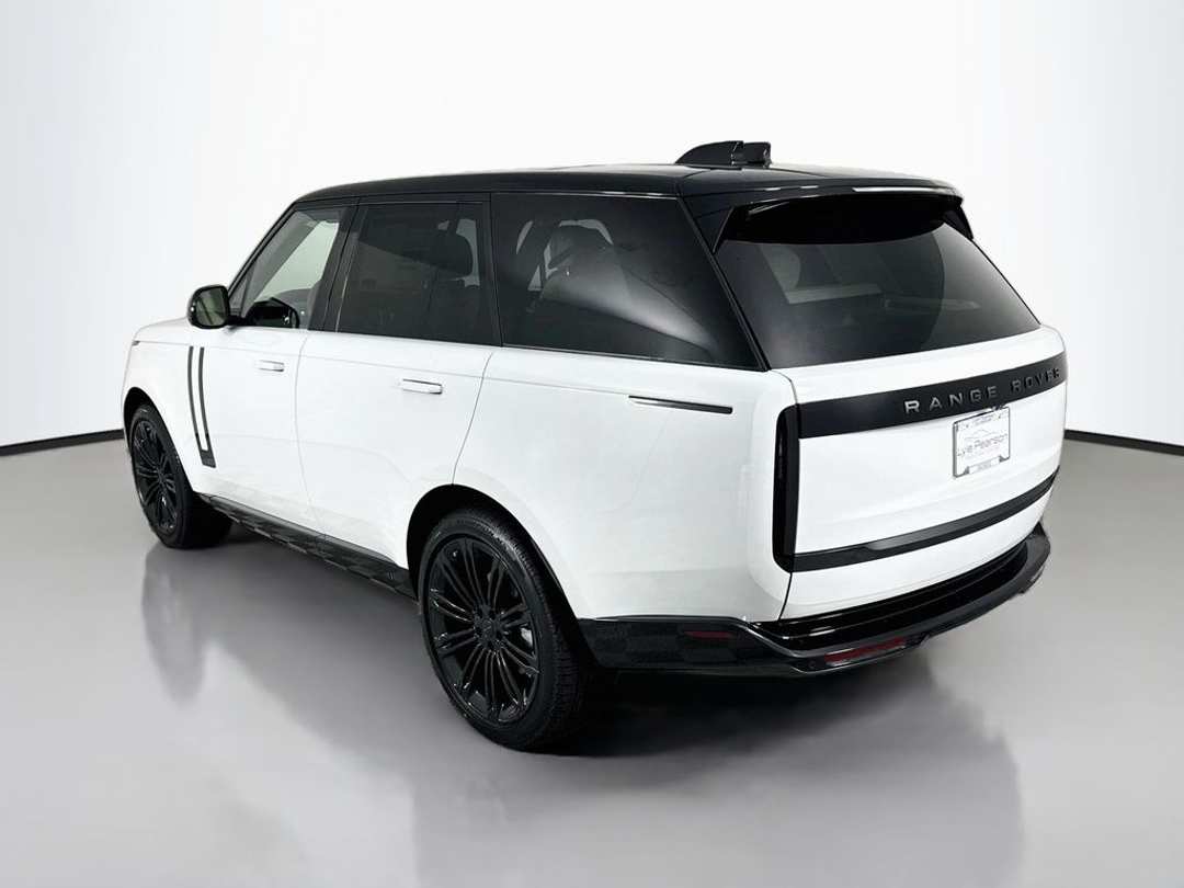 2026 Land Rover Range Rover SE - Image 3