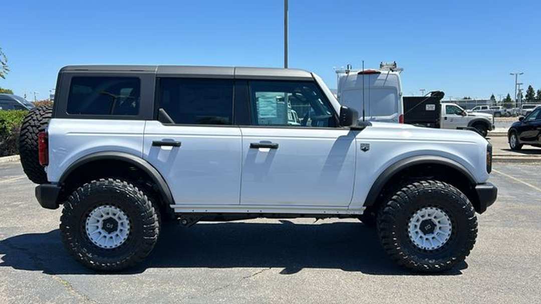 2026 Ford Bronco Big Bend - Image 2