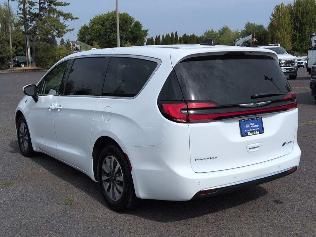 2023 Chrysler Pacifica Hybrid Touring L - Image 3
