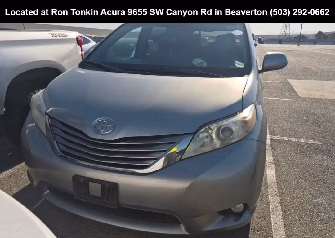 2015 Toyota Sienna XLE - Image 3