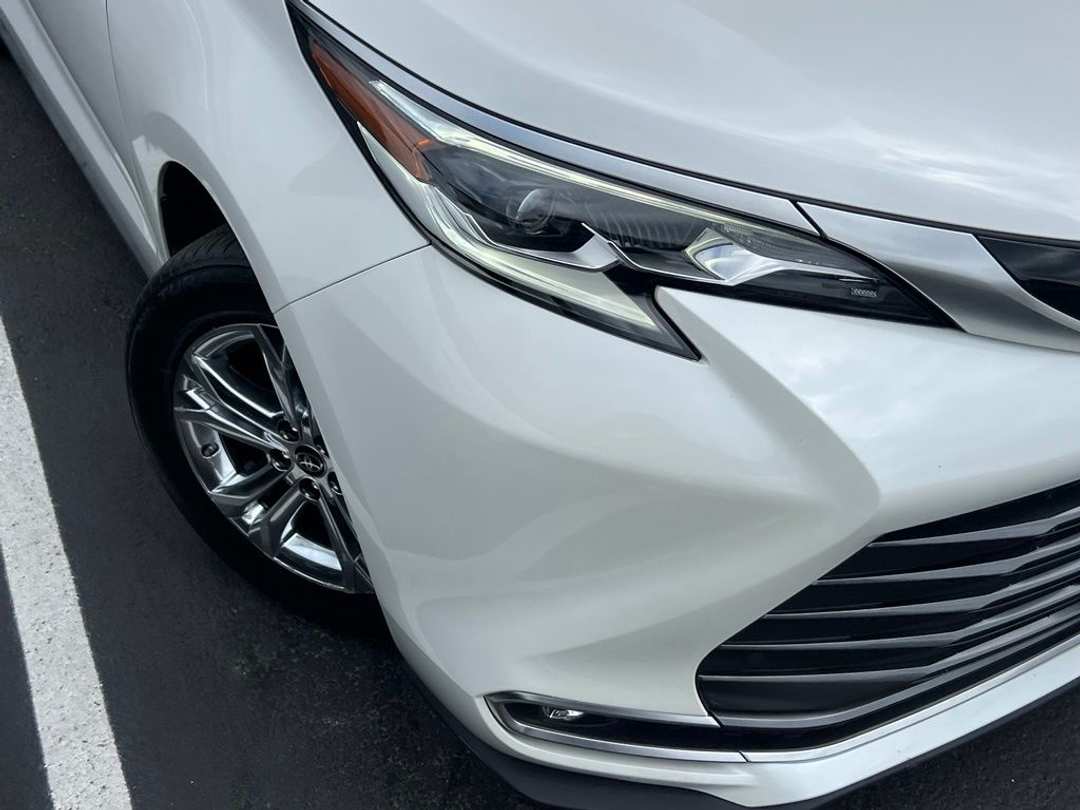 2021 Toyota Sienna Platinum - Image 2