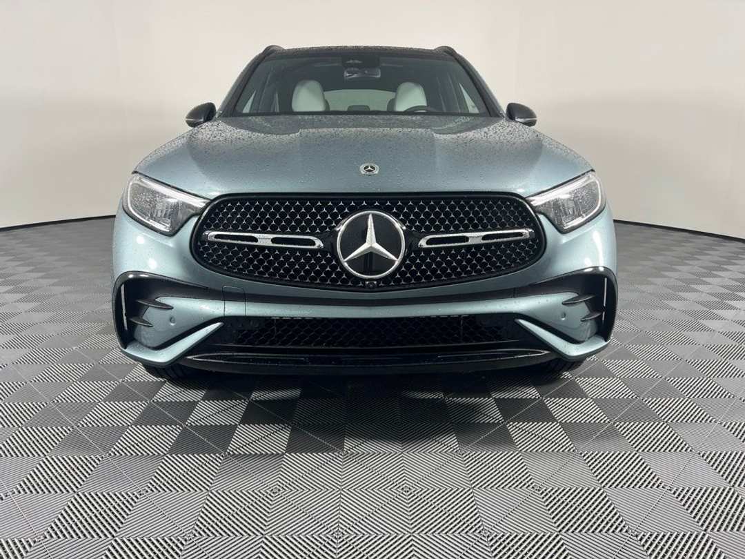2026 Mercedes-Benz GLC 300 - Image 3