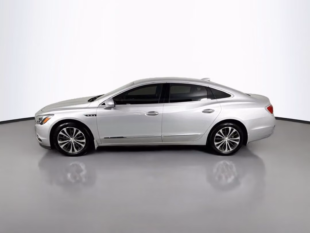 2017 Buick Lacrosse Essence - Image 2
