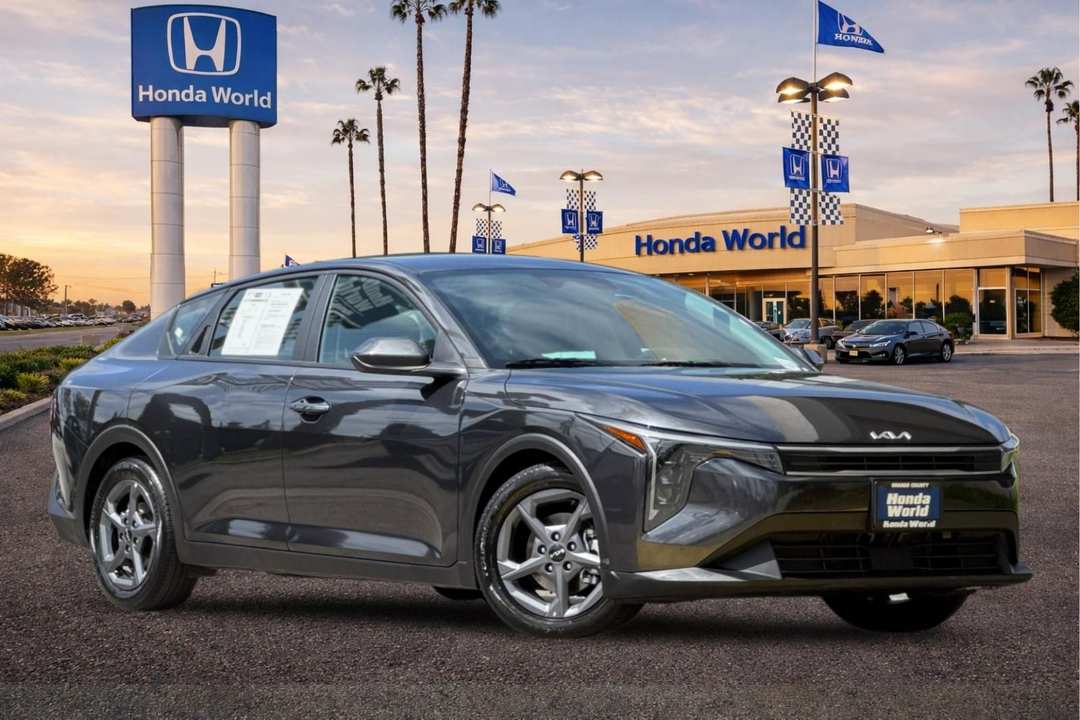 2025 Kia K4 LXS - Image 2