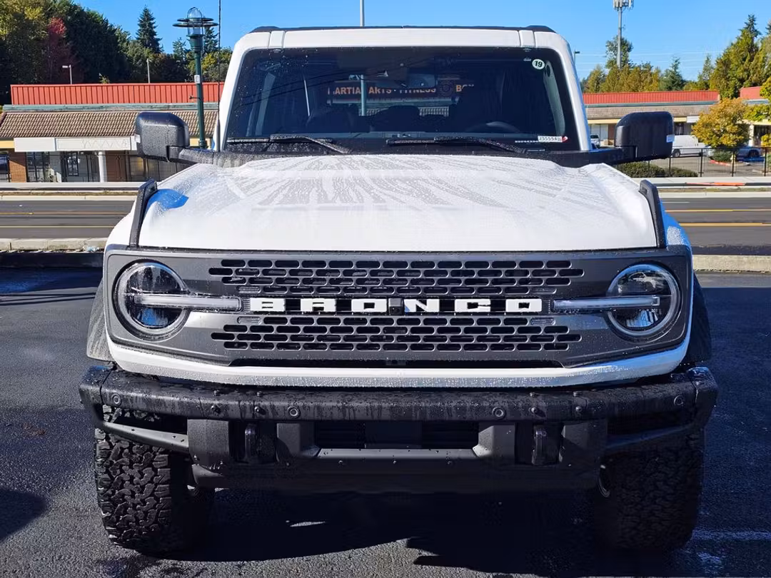 2025 Ford Bronco Badlands - Image 2