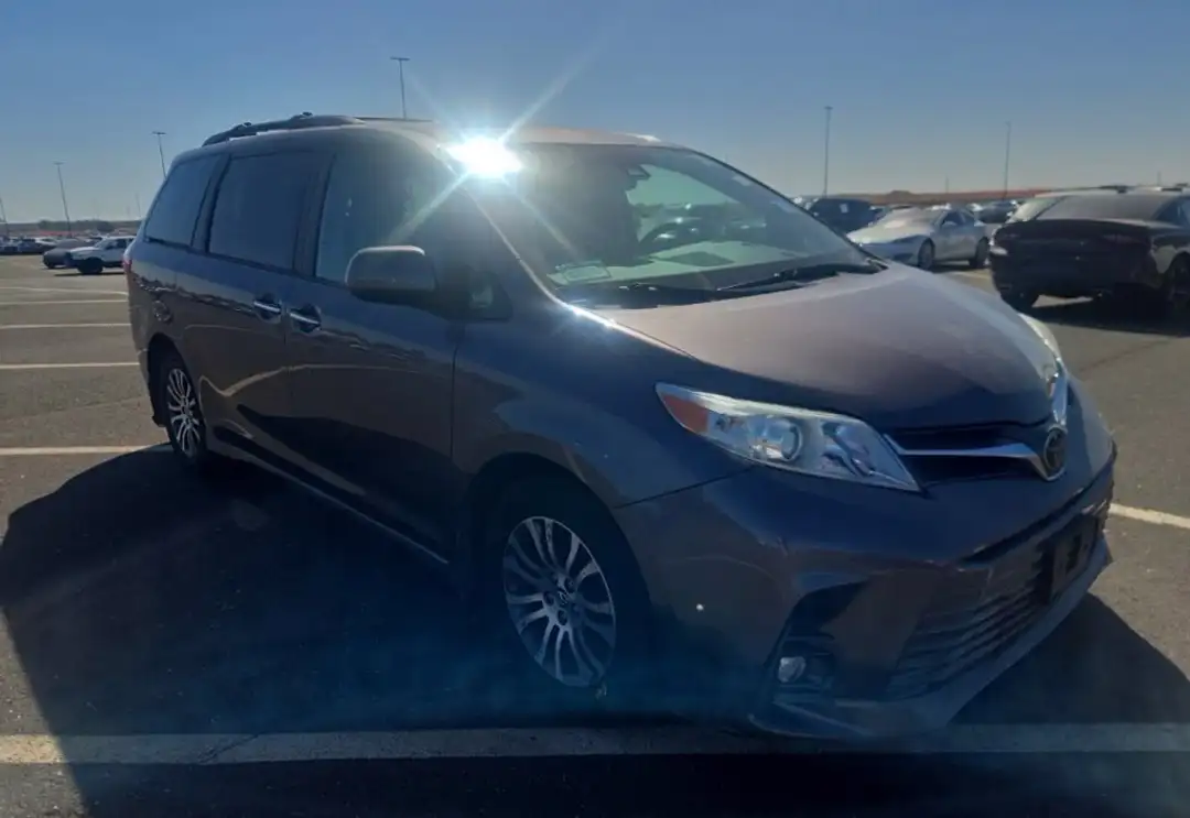 2019 Toyota Sienna XLE - Image 2