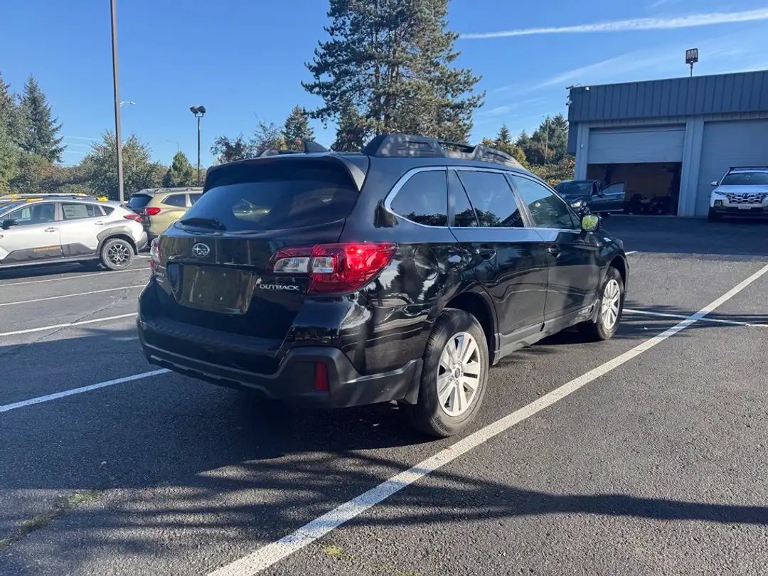 2018 Subaru Outback 2.5i Premium - Image 3