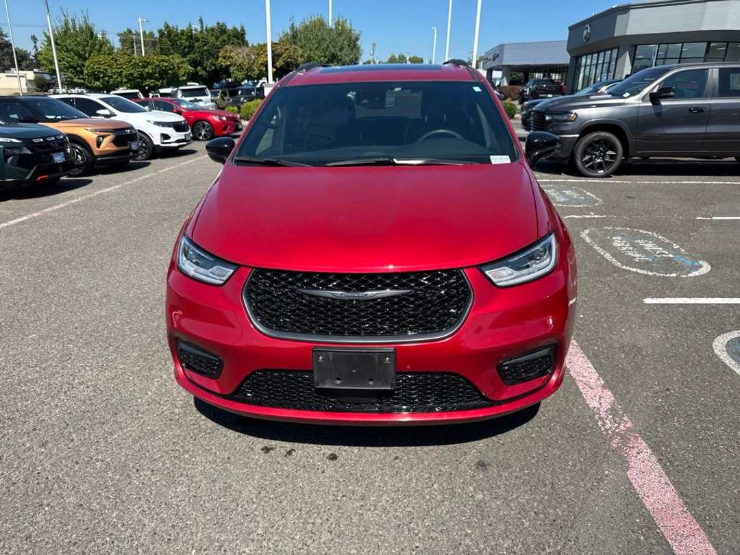 2025 Chrysler Pacifica Limited - Image 2