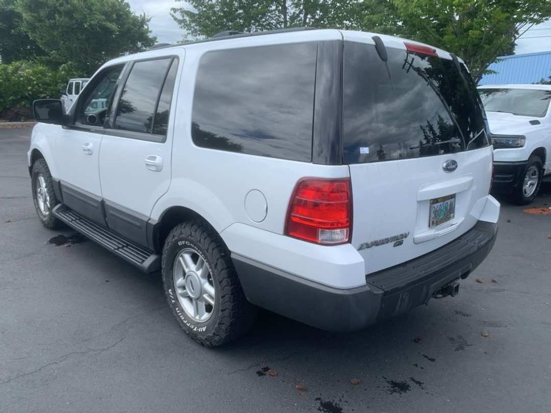 2004 Ford Expedition XLT - Image 2