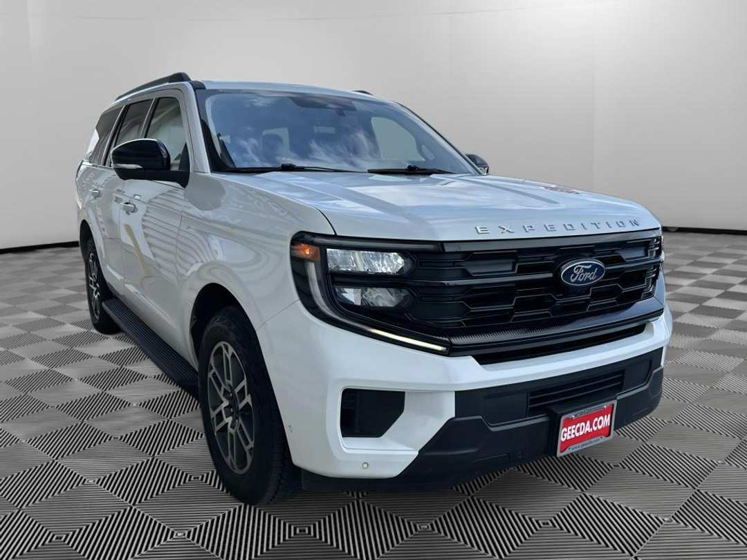 2025 Ford Expedition Active - Image 3