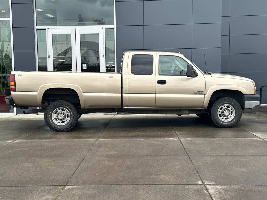 2004 Chevrolet Silverado 3500 Base - Image 2