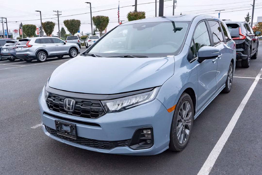 2025 Honda Odyssey Touring - Image 3